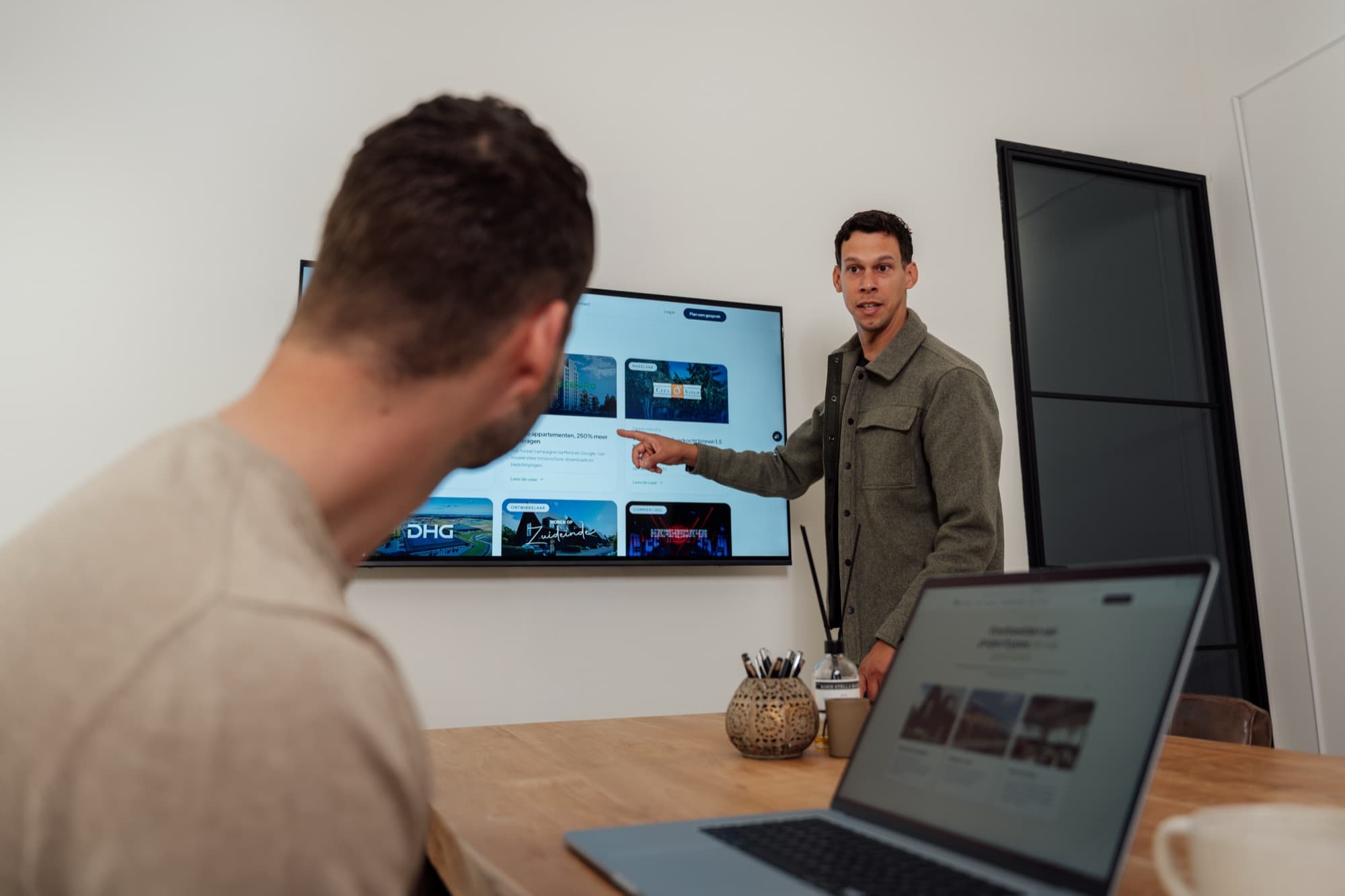 Nick en Ruben bespreken een campagne op scherm
