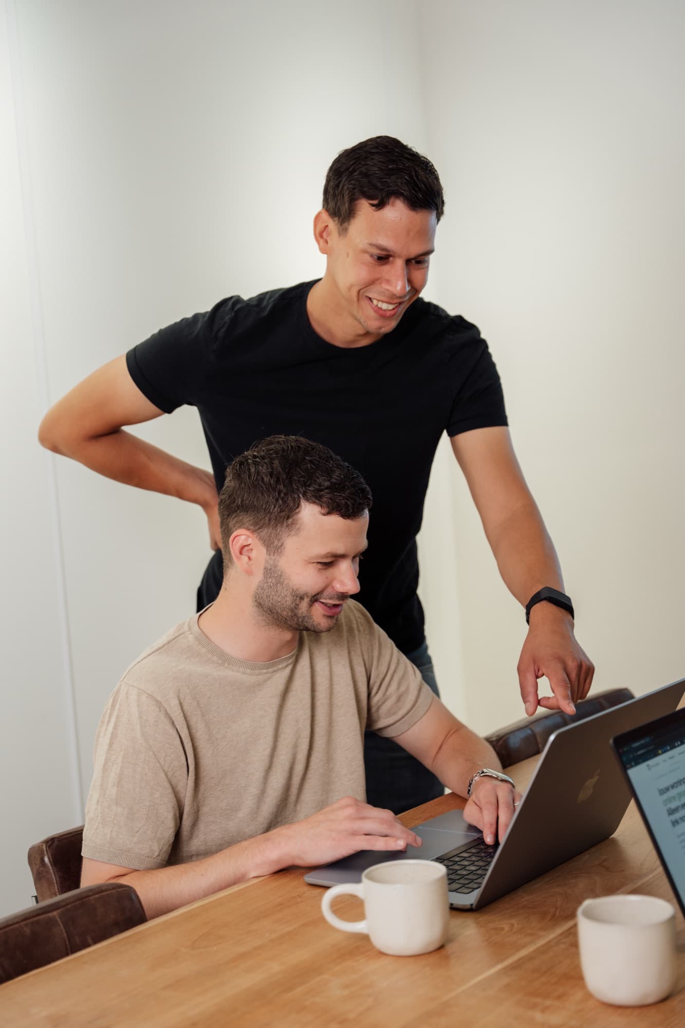 Nick en Ruben werken samen achter de laptop